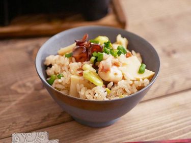 タコの柔らか煮とそら豆の釜飯