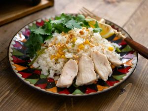 塩麹鶏むね肉とパクチーの釜飯