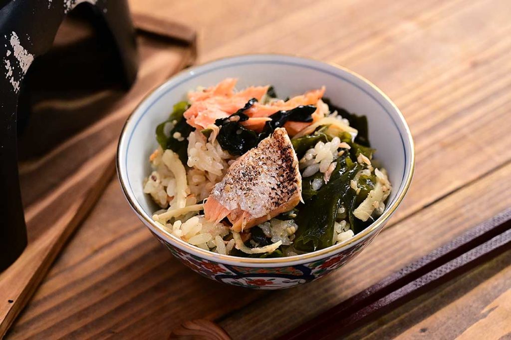 ゴマ香るわかめと鮭の釜飯