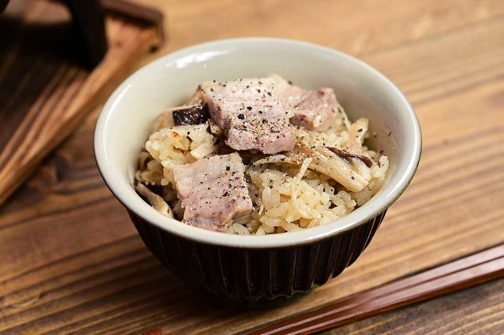 豚バラ肉ときのこバター醤油釜飯