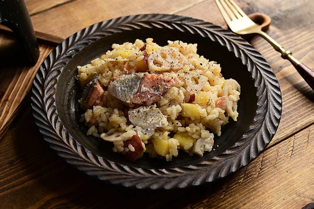 シャケと根菜のトリュフチーズ釜飯