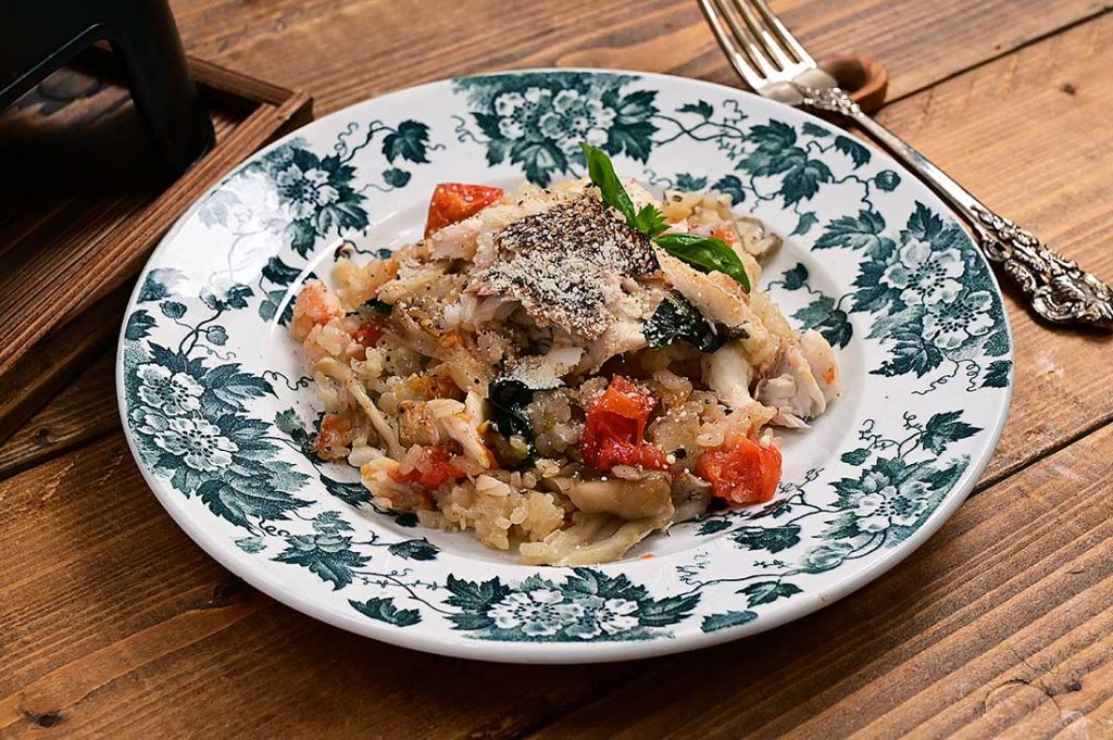 鯛とバジルのトマト釜飯