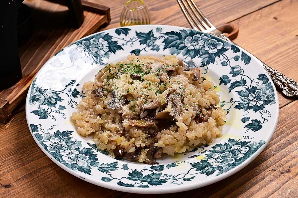 アロス・コン・フンギ風釜飯