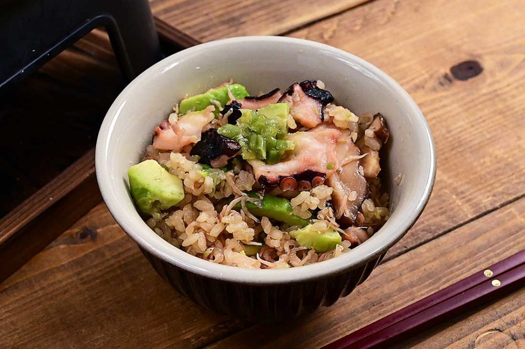 タコわさアボカドの旨味釜飯